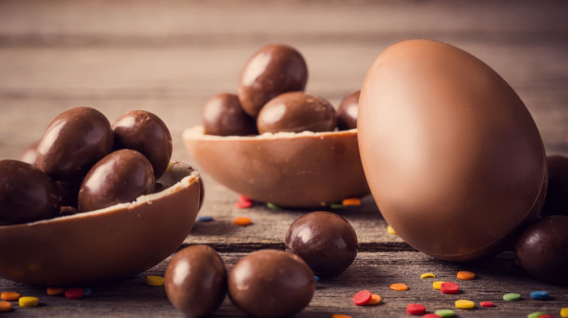 Chocolate,easter,eggs,over,wooden,background