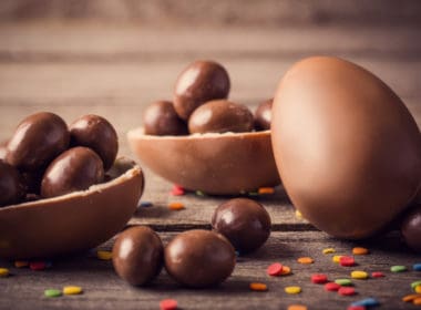 Chocolate,easter,eggs,over,wooden,background