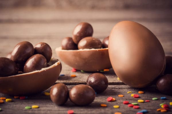 Chocolate,easter,eggs,over,wooden,background