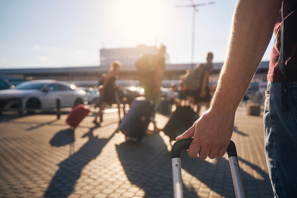 Group,of,people,walking,to,airport,terminal,at,summer,sunset