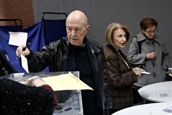 Former,greek,prime,minister,costas,simitis,casts,his,ballot,during