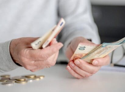 Elderly,woman's,hands,count,money,,euros,,in,close up,view