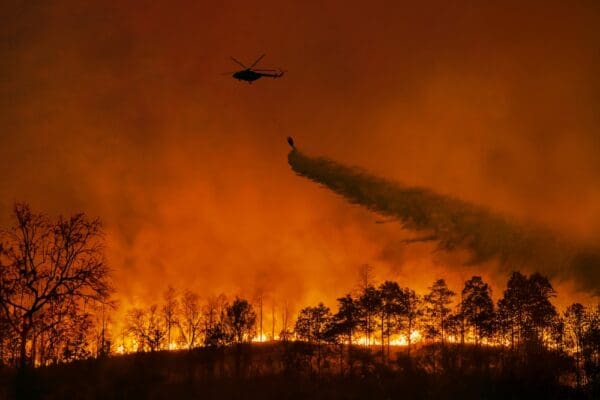 Fire,fighting,helicopter,carry,water,bucket,to,extinguish,the,forest