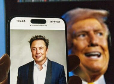 Paris,,france, ,nov,6,,2024:,a,smartphone,displays,a