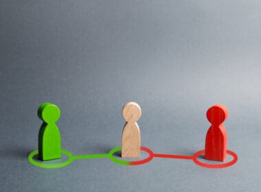 Red,and,green,people,want,to,recruit,person,in,the