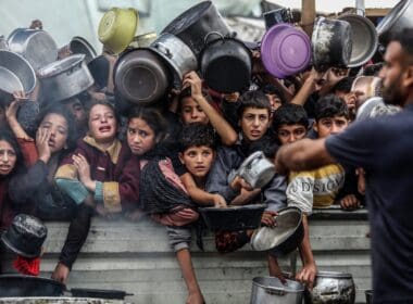 Displaced,palestinians,in,al mawasi,crowd,to,get,rice,meals,from