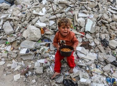 Palestinians,carry,food,for,their,iftar,meal,during,the,holy