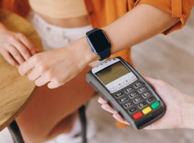 Cropped,woman,wear,shirt,hold,bank,payment,terminal,to,process