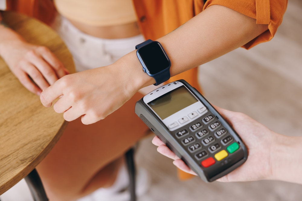 Cropped,woman,wear,shirt,hold,bank,payment,terminal,to,process