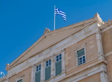 The,greek,flag,flies,over,the,parliament,building,in,syntagma