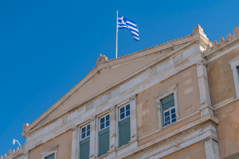 The,greek,flag,flies,over,the,parliament,building,in,syntagma