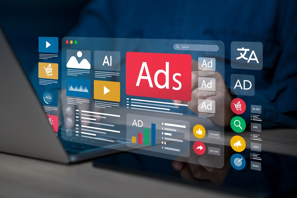 Businessman,doing,digital,marketing,and,online,advertising,to,target,customers