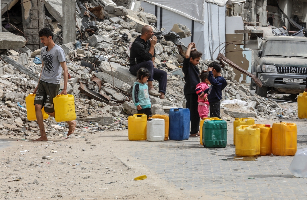 Palestinians,try,to,obtain,clean,drinking,water,due,to,the