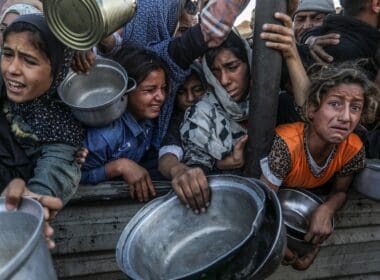 Displaced,palestinians,crowd,to,get,lentil,meals,from,(al takiya),due
