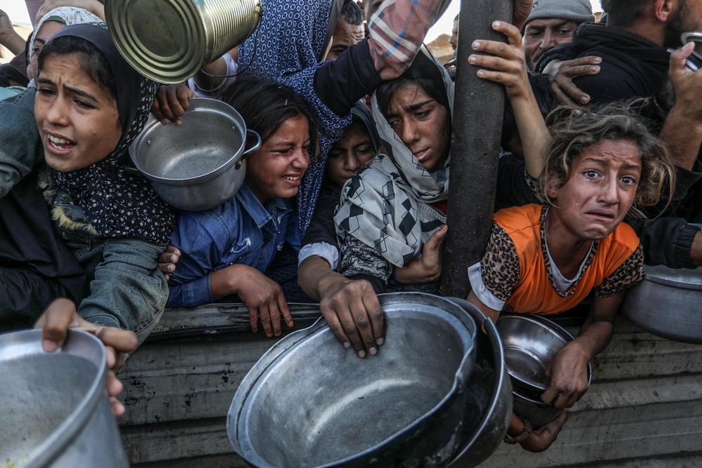 Displaced,palestinians,crowd,to,get,lentil,meals,from,(al takiya),due