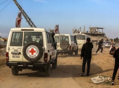 Palestinians,receive,prisoners,released,from,the,occupation,prisons,in,coordination