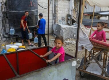 Displaced,palestinians,fill,gallons,of,drinking,water,in,khan,yunis,