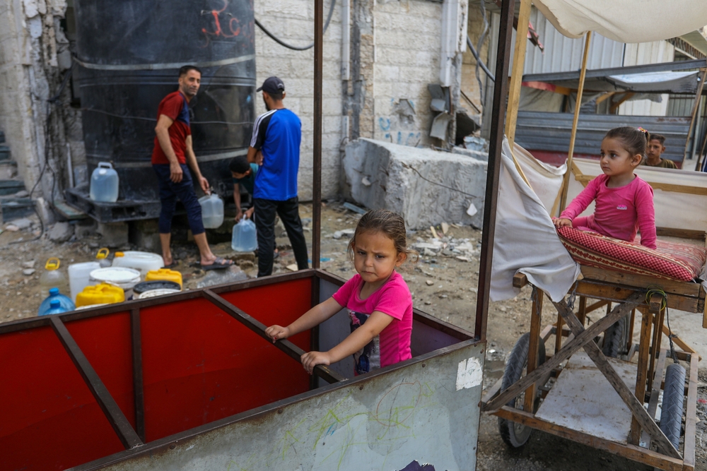 Displaced,palestinians,fill,gallons,of,drinking,water,in,khan,yunis,