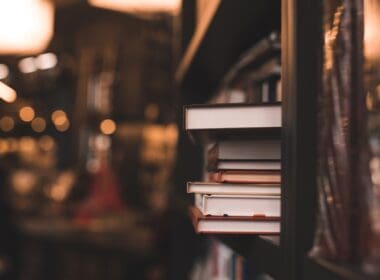 Stack,of,paper,books,in,bookstore,or,library,close,up