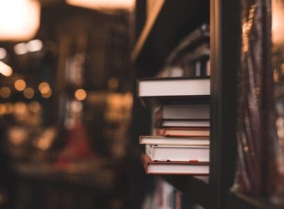 Stack,of,paper,books,in,bookstore,or,library,close,up
