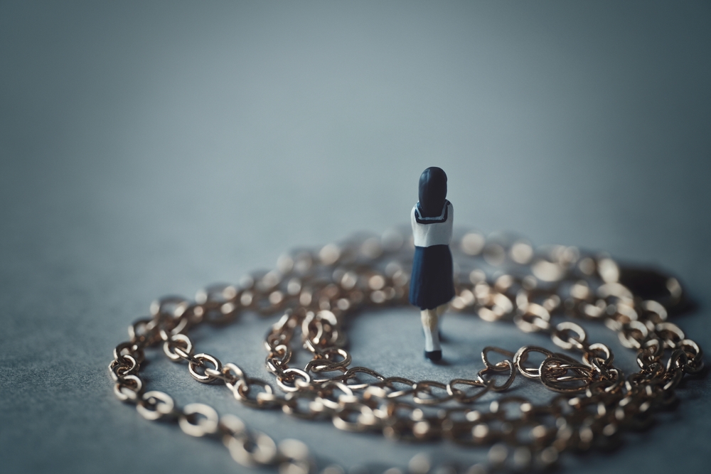 Chain,and,miniature,female,student,back,view