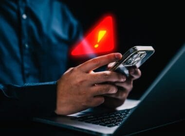 People,with,warning,notification,and,spam,message,icon,on,mobile